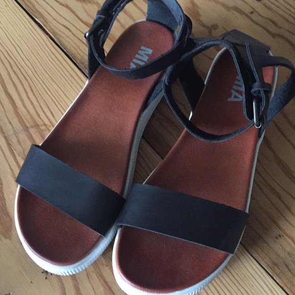 Mia Shoes - Mia Platform Sandal Black